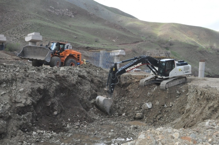 Heyelandan Dolayı 3 Gündür Kapalı Olan Yüksekova-van Karayolunda Hummalı Çalışma