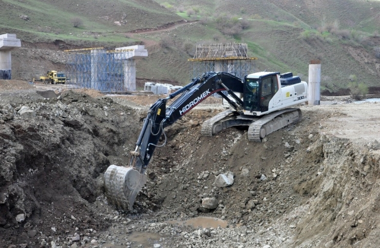 Heyelandan Dolayı 3 Gündür Kapalı Olan Yüksekova-van Karayolunda Hummalı Çalışma