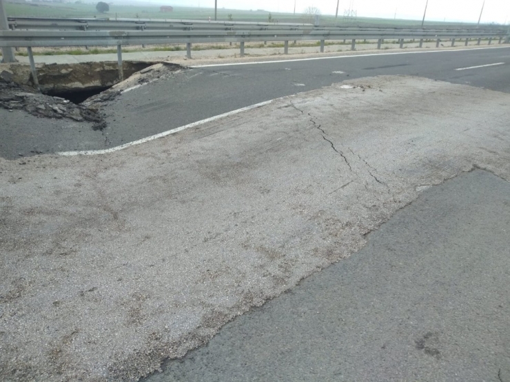 D-100 Karayolunda Çökme