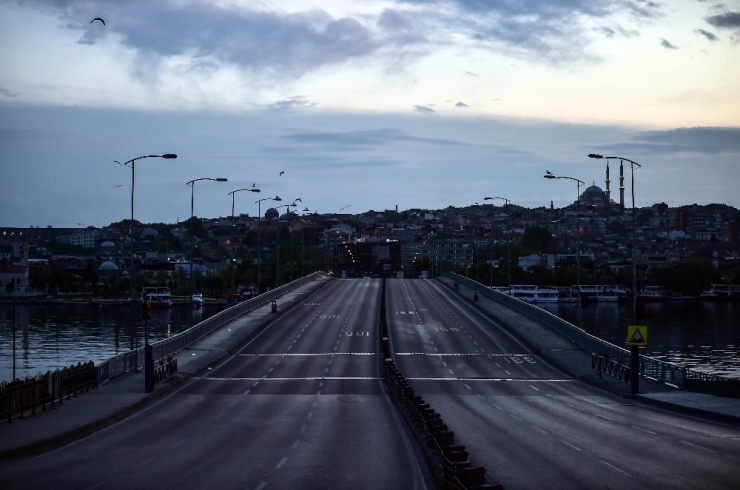 Yalnız Kalan İstanbul Sokakları Gece Görselliğiyle Göz Kamaştırdı