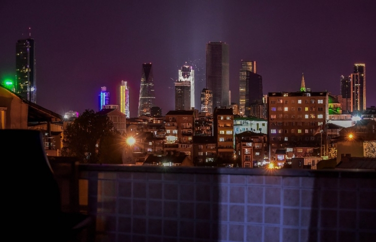 Yalnız Kalan İstanbul Sokakları Gece Görselliğiyle Göz Kamaştırdı