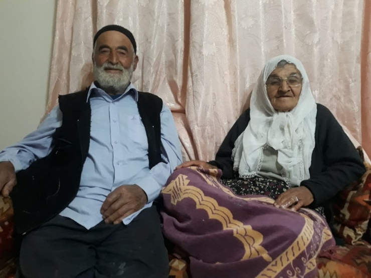 Evde Spor Yapan Yaşlı Çiftten "Evde Kal, Zinde Kal" Çağrısı