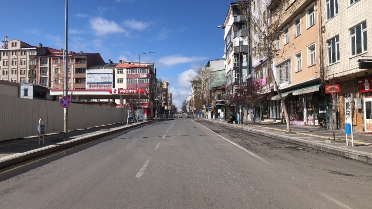 Kars’ta Cadde Ve Sokaklar Boş Kaldı