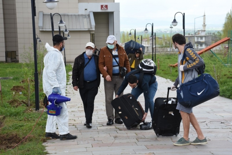 Muş’ta Karantinadaki 175 Vatandaş Memleketlerine Uğurlandı