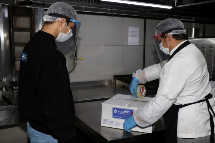 Ramazan’da İhtiyaç Sahiplerinin Sofralarına Sıcak Yemek Gidiyor