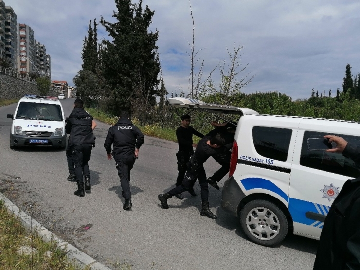 Yasağı İhlal Edip Motosikletle Gezintiye Çıktı, ’Dur’ Diyen Polisi Yumrukladı