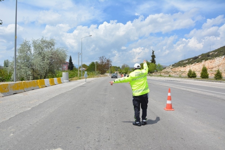 Korkuteli’nde Cadde Ve Sokaklar Kısıtlamanın 3’üncü Gününde De Boş Kaldı