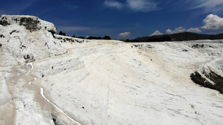 Kapısına Kadar Geldikleri Pamukkale’yi Uzaktan Seyrettiler