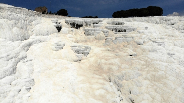 Kapısına Kadar Geldikleri Pamukkale’yi Uzaktan Seyrettiler