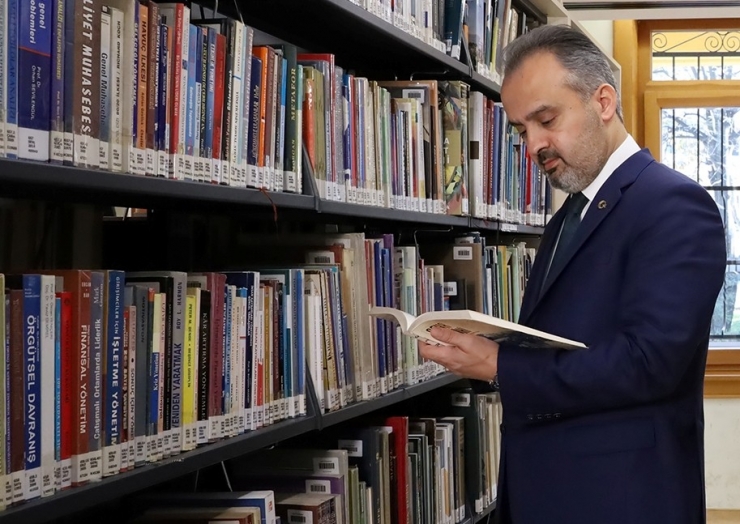 Bursa’da 3 Bin Kitap Hediye Edildi