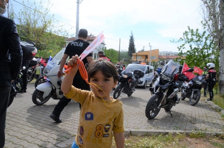 Polis, Çocuklara Moral Verdi