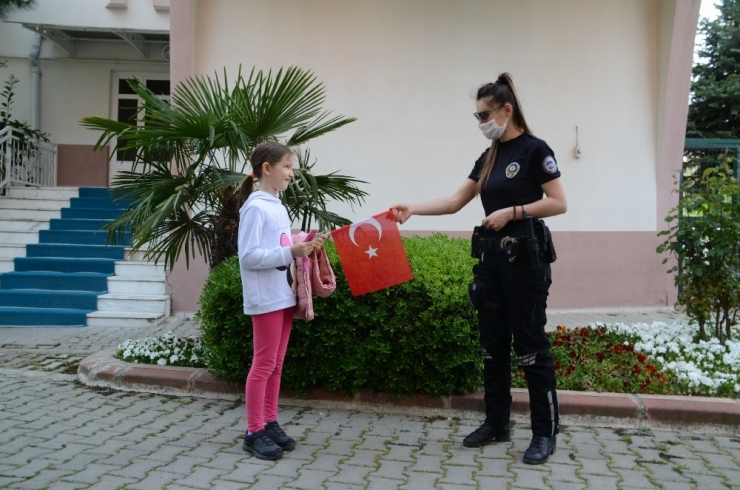 Polis, Çocuklara Moral Verdi