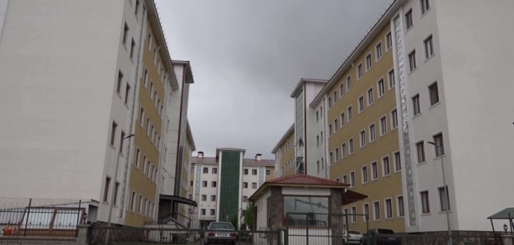 Karantina Yurtlarında Kalanlar: "Devletimiz Her Şeyi Düşünmüş, Otel Konforundayız"