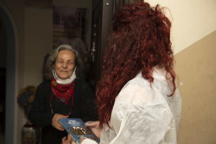 70 Yaşındaki Kadına Belediye Ekiplerinden Sürpriz Doğum Günü Kutlaması