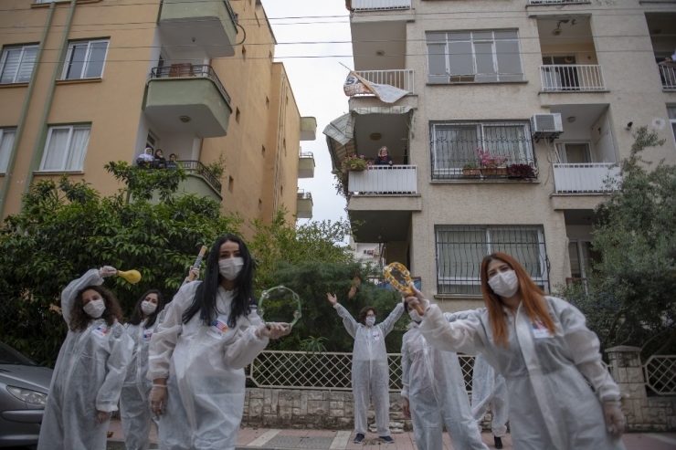 70 Yaşındaki Kadına Belediye Ekiplerinden Sürpriz Doğum Günü Kutlaması