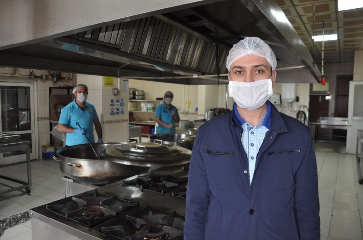 Afyonkarahisar Belediyesi’nden Ücretsiz Sıcak Yemek İkramı