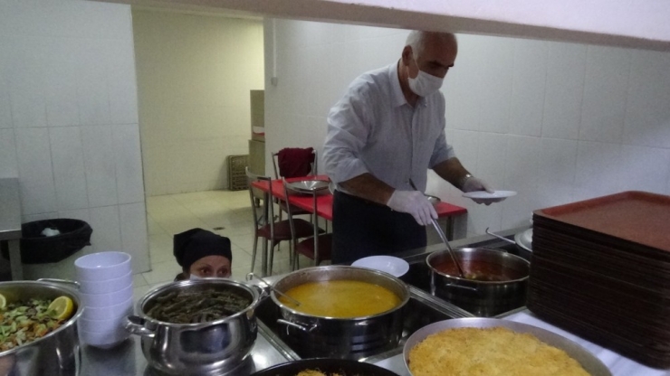 Pendik’te Sağlık Çalışanlarına İftar Yemeği Servisi