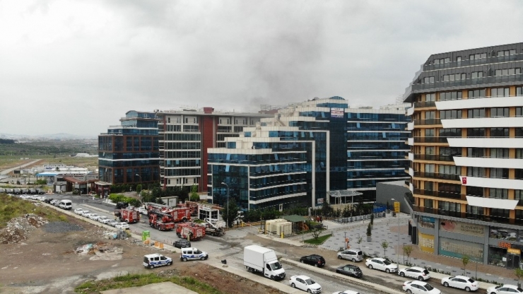 Pendik’te Yangın Çıkan Binadan Vatandaşlar Anons İle Tahliye Edildi