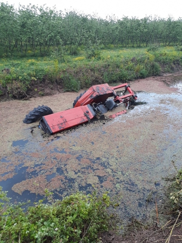 Sulama Kanalı Boşluğuna Düşen Traktörde Can Verdi