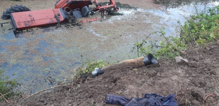 Sulama Kanalı Boşluğuna Düşen Traktörde Can Verdi