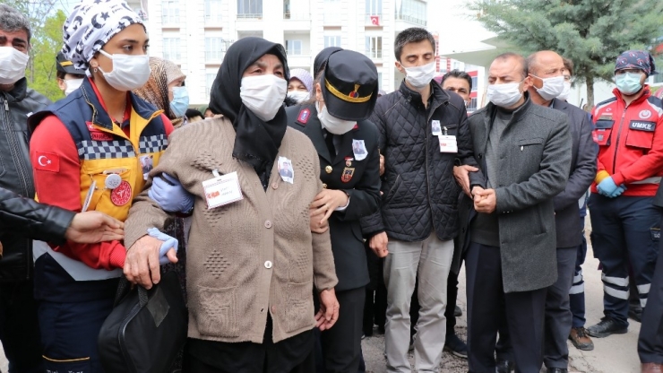 Aksaraylı Şehit Sosyal Mesafe İle Kılınan Cenaze Namazı Sonrası Defnedildi