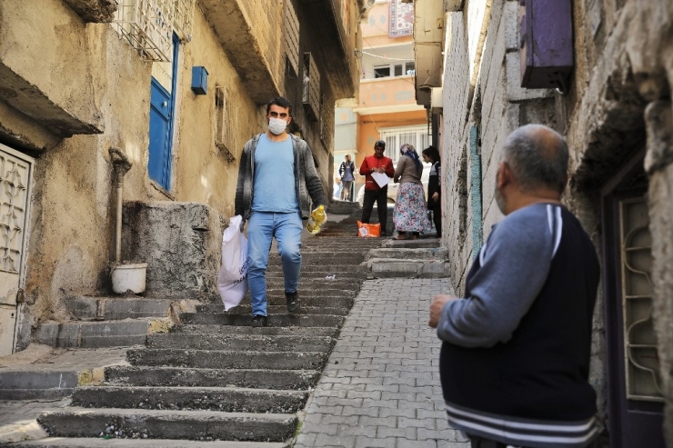 Şehitkamil’den Ailelere Gıda Desteği