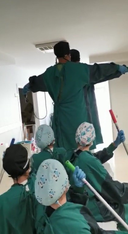 Hasta Yatağını Gemi Yapıp, ‘Titanic’ İle Stres Attılar