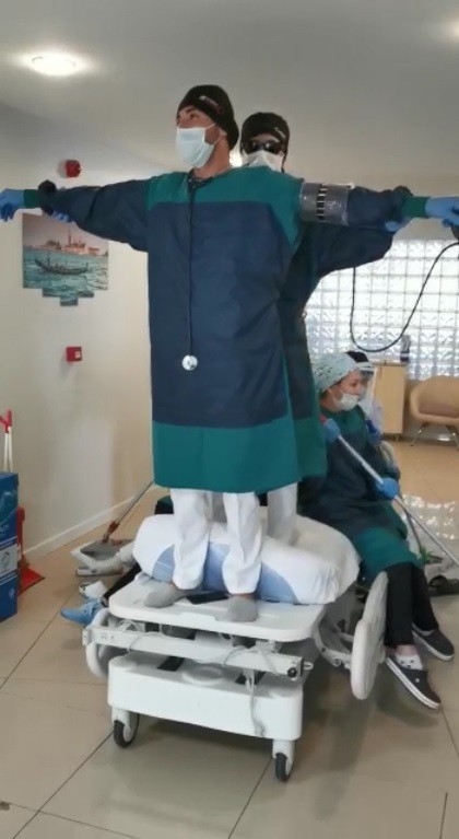 Hasta Yatağını Gemi Yapıp, ‘Titanic’ İle Stres Attılar