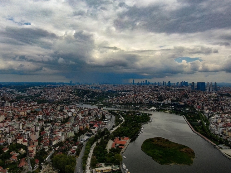 Yağmur Bulutlarının Şehre Gelişi Havadan Görüntülendi