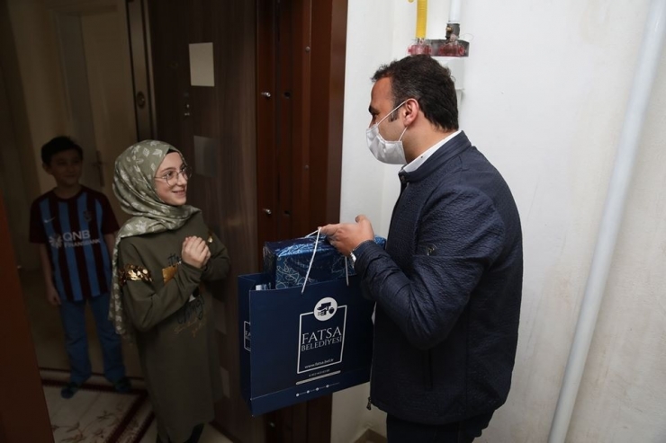 Başkan Kibar, 23 Nisan Ödüllerini Öğrencilere Evlerinde Teslim Etti