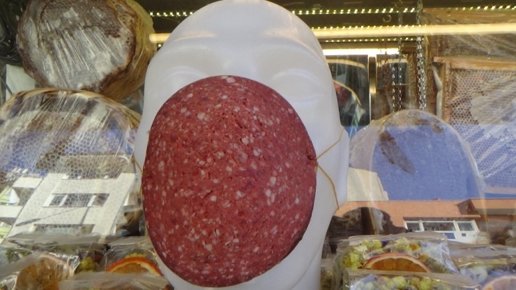 Maske Kullanımına Dikkat Çekmek İçin Osmanlı Sucuğundan Maske Yaptı