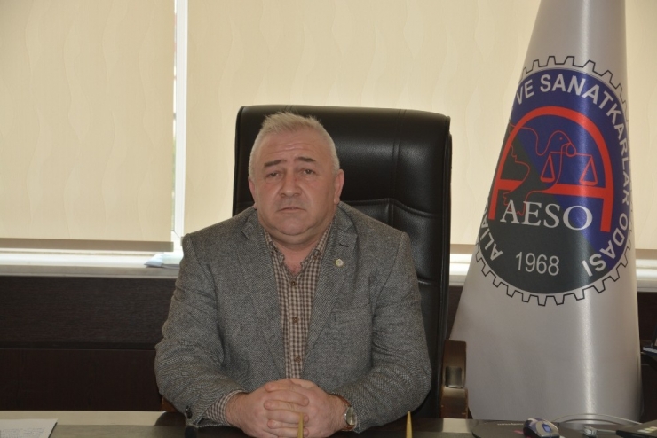 Aliağa’da İş Yerini Açamayan Esnafa Erzak Yardımı Sürüyor