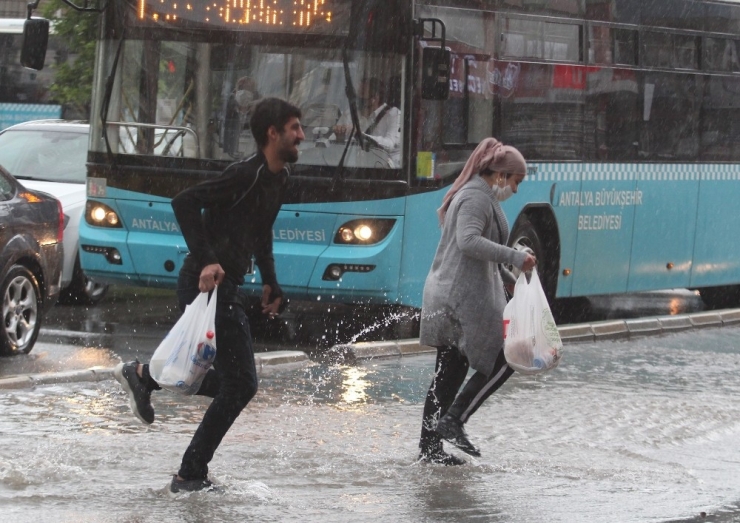 Antalya’da Sağanak Yağış