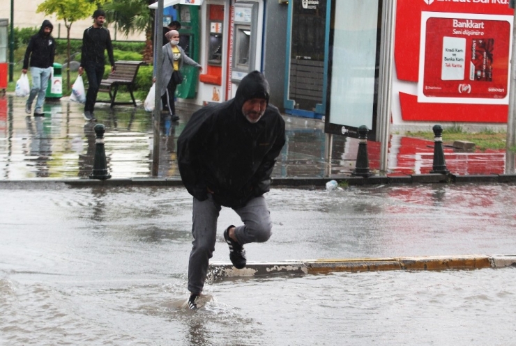 Antalya’da Sağanak Yağış