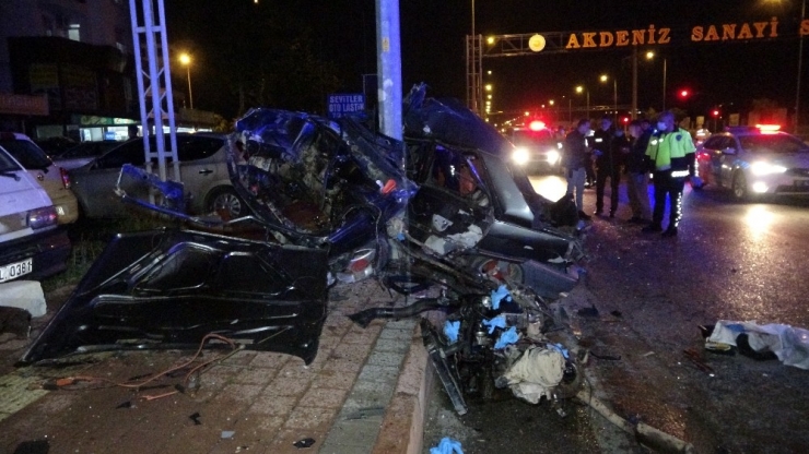 Direğe Çarpan Otomobil Hurdaya Döndü: 1 Ölü, 1 Yaralı