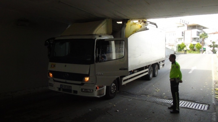 Kargo Kamyonu Hemzemin Geçitte Sıkıştı