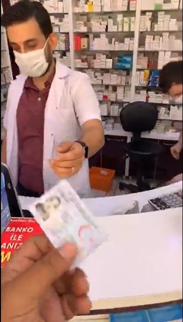 Türkiye Aşığı Fransız’dan Marketten Sonra Eczaneden Kimlikle Maske Alma Videosu