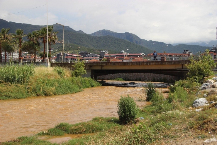 Alanya’da Denizin Rengi Kahverengiye Dönüştü