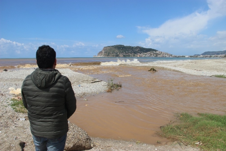 Alanya’da Denizin Rengi Kahverengiye Dönüştü