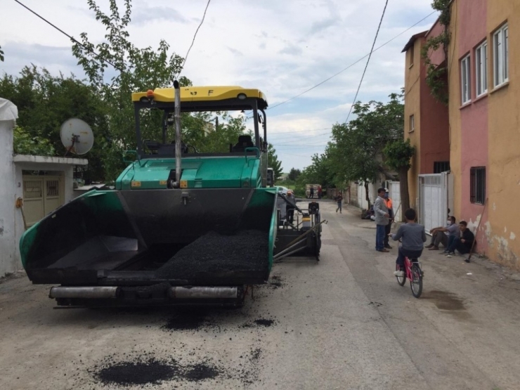 Bahçecik Mahallesindeki Sokakların Asfaltı Yenileniyor
