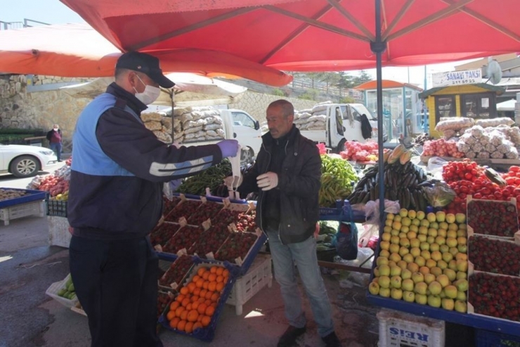 Başkan Pekmezci, Halk Pazarında İncelemelerde Bulundu