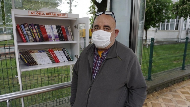 Edirne’de Duraklara Ücretsiz Kitap Bırakıldı