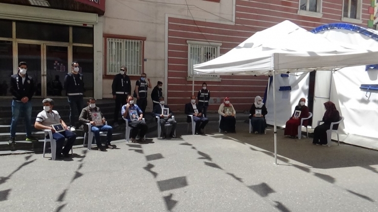 3 Günlük Sokağa Çıkma Kısıtlaması Kalktı, Evlat Nöbetindeki Aileler Hdp Önüne Koştu