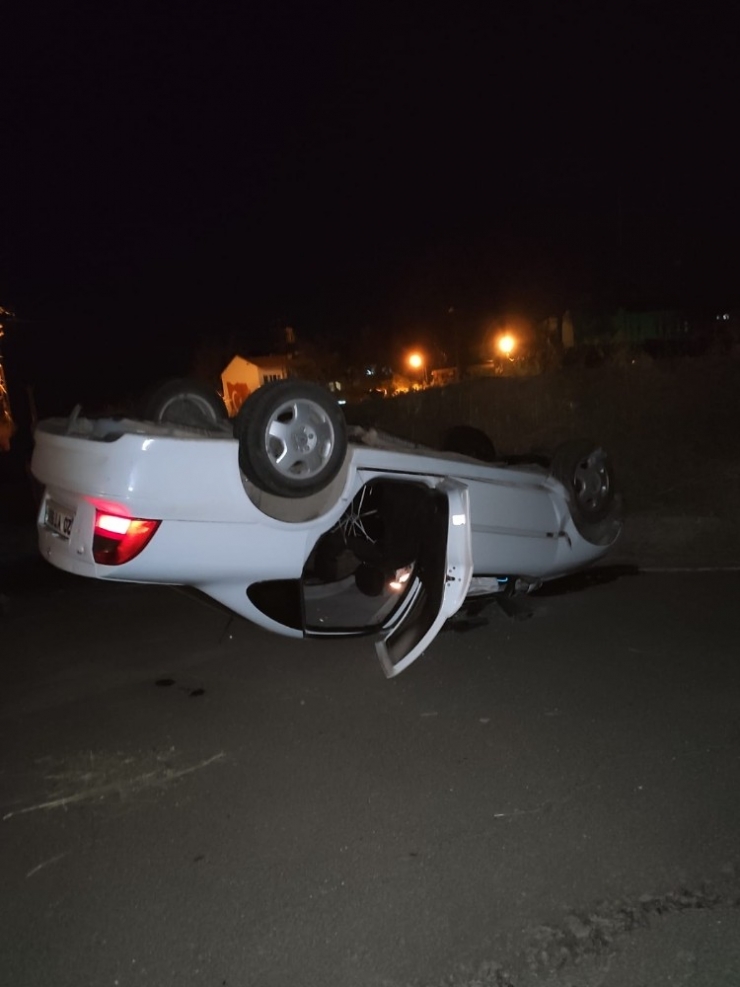 Devrilen Otomobildeki 3 Kişi Yaralandı