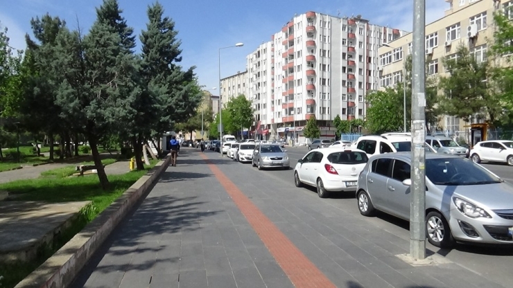 Diyarbakır’da Kısıtlama Kalktı, Vatandaşlar Sosyal Mesafe Kuralına Uyarak Dışarı Çıktı