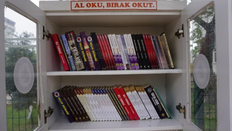 Edirne’de Duraklara Ücretsiz Kitap Bırakıldı