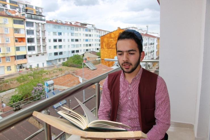 Elazığ’da Korona Nedeniyle Balkonlarda Mukabele Geleneği