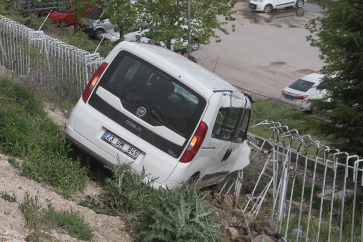 Önce Yayalara, Sonra Demir Korkuluklara Çarptı: 1’i Ağır 3 Yaralı