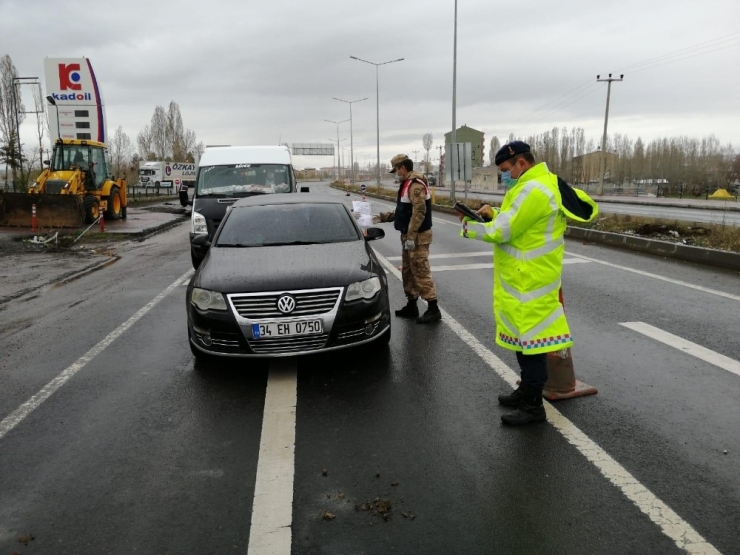 Horasan İlçe Jandarma Trafik Ekiplerinden Trafik Haftası’nda Uygulama