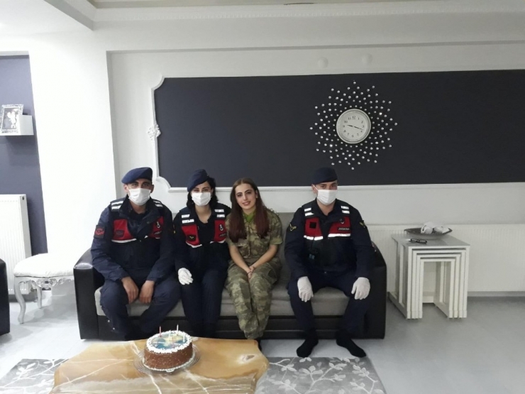 Evden Çıkamayan Kıza Jandarmadan Doğum Günü Sürprizi